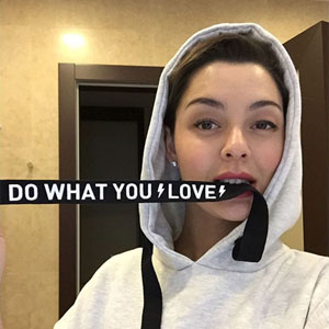 Любая надпись на шнурке толстовки