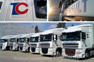 Фирменные логотипы на кабинах грузовиков Брест
